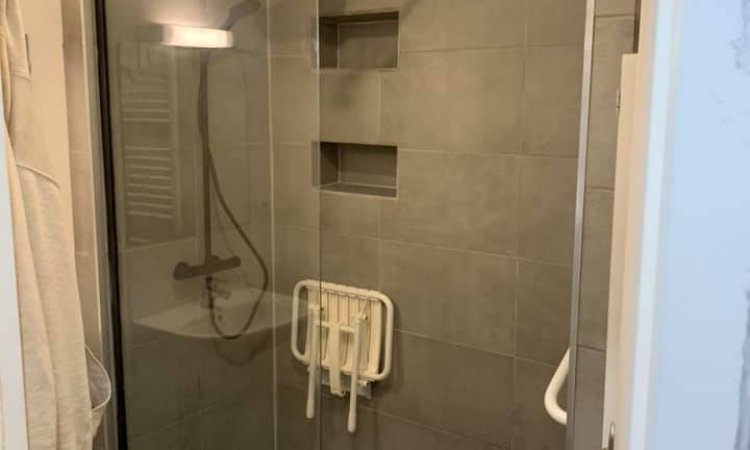 Remplacement d'une baignoire par une douche avec accès PMR dans un appartement à Beaune 